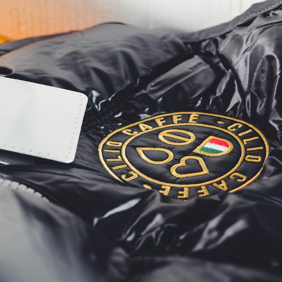 Gebrandete Jacke mit Logobestickung