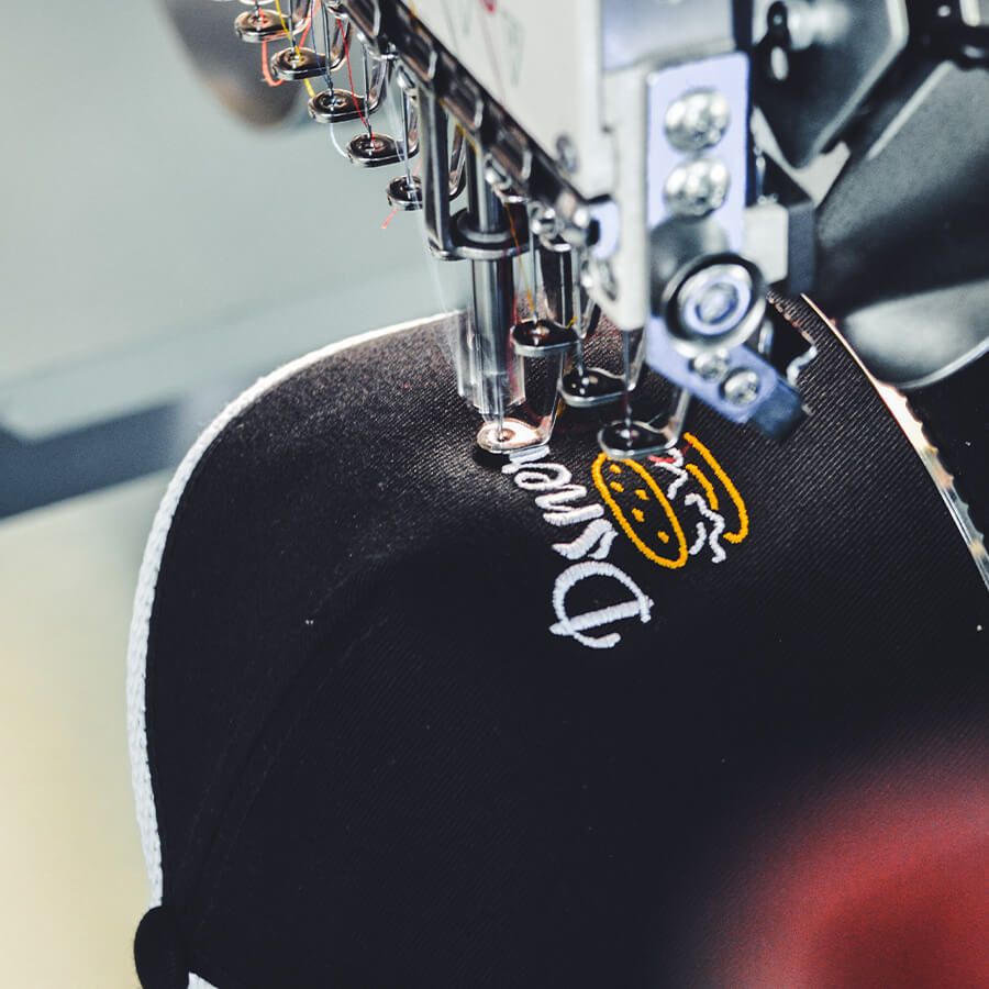 Nahaufnahme Bestickung Snapback mit Logo