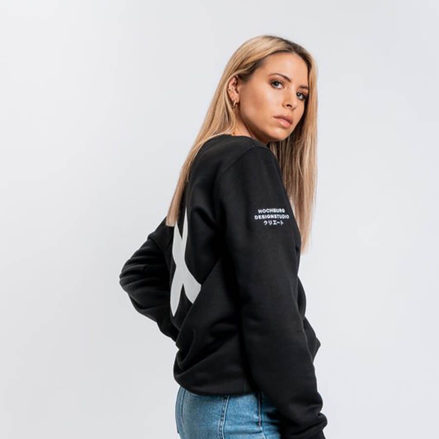 Frau mit schwarzen Sweater von Hochburg Design