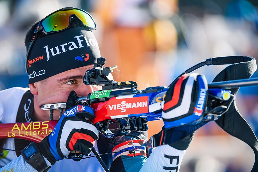 Biathlete in kompletter Sportausrüstung