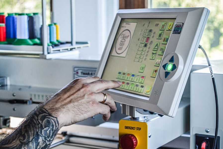Digitales Bedienfeld in der Stickerei