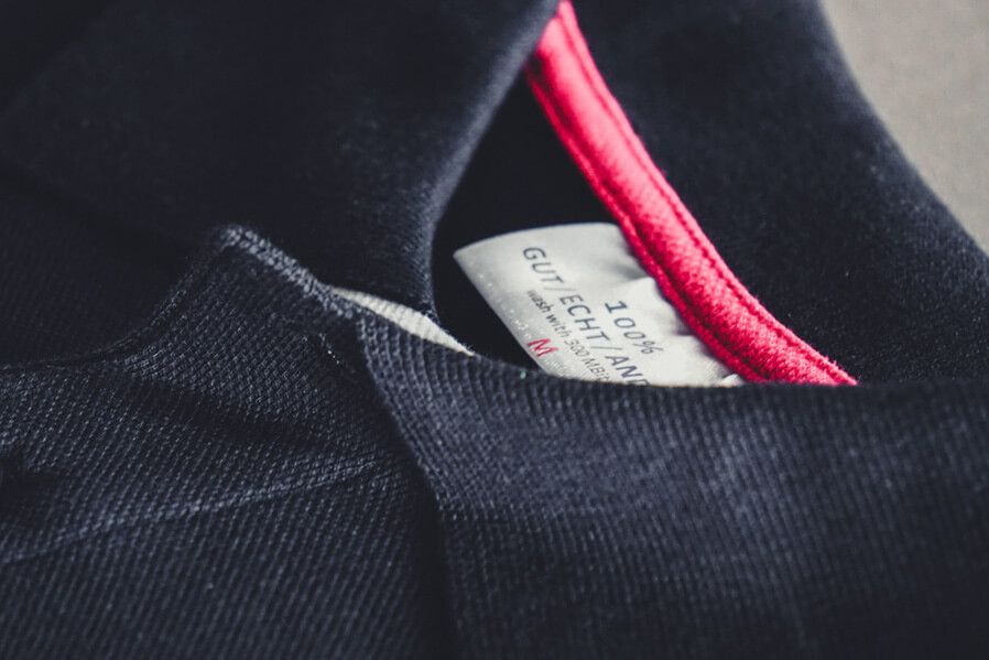 Label im Nacken eines Poloshirts