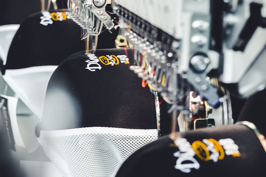 Ansicht Stickmaschine mit mehreren Snapbacks